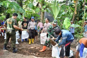 Read more about the article TNI-Polri dan Masyarakat Ponorogo Perbaiki Tanggul Jebol