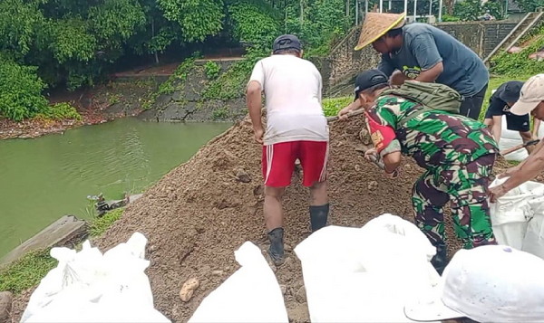 You are currently viewing Babinsa dan Warga Bersama Perbaiki Talud Sungai Cangkring