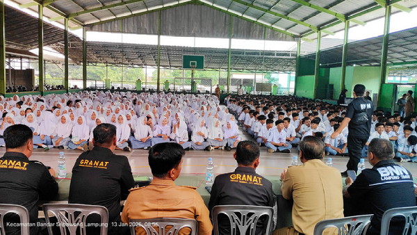 You are currently viewing BNNK dan GRANAT Lamtim Sosialisasi Bahaya Narkotika Di SMK Praja Sribhawono