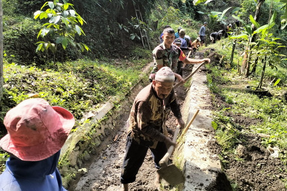 You are currently viewing Babinsa Kepet dan Warga Gotong Royong Bersihkan Selokan