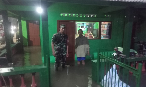 You are currently viewing Babinsa Desa Tiron Monitoring Bencana Banjir di Wilayah Binaan