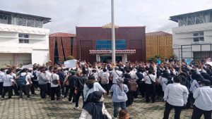 Read more about the article Ratusan Tenaga Honorer  R2 dan R3 Way Kanan Demo