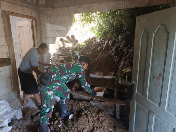 Read more about the article TNI-Polri Sigap! Bersama Warga, Bersihkan Longsor di Desa Nglebo