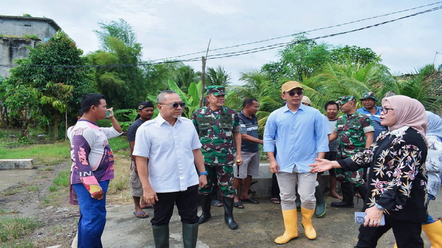 Read more about the article Danrem 043/Gatam Dampingi Menko Pangan RI Tinjau Lokasi Banjir