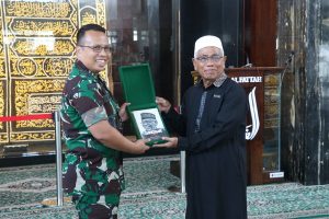 Read more about the article Danrem 081/DSJ Pamitan ke Abah Trimo, Sosok yang Pernah Wakafkan 12 SPBU