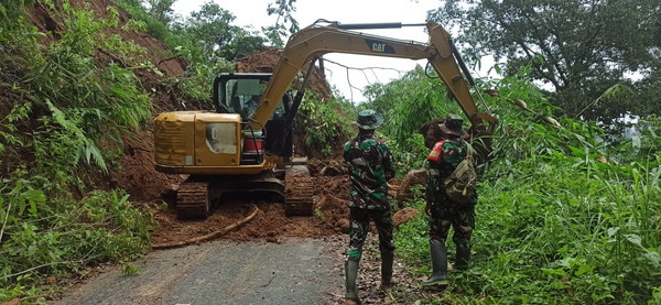 You are currently viewing Karya Bhakti Koramil 0803/07 Kare Bersihkan Jalan Penghubung Kandangan-Ngebel