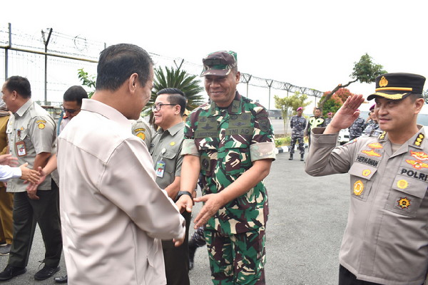 You are currently viewing Kasrem 043/Gatam Dampingi Kasdam II/Swj Sambut Mentan RI