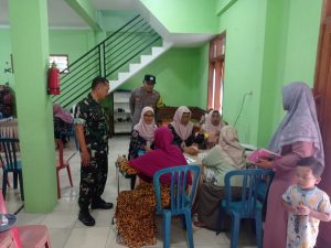 Read more about the article Babinsa Desa Sawahan Dampingi Pelayanan Kesehatan Balita dan Lansia