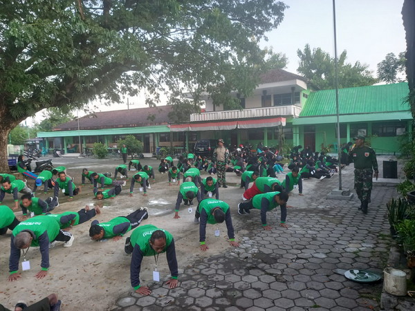 You are currently viewing Anggota Koramil 0803/16 Wonoasri Berikan PBB Kader Penggerak NU