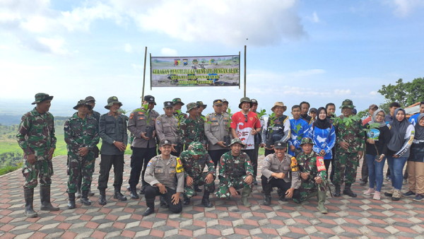 You are currently viewing Koramil 0803-09/Saradan Sukses Gelar Penanaman Pohon di Area Wisata Watu Bayang