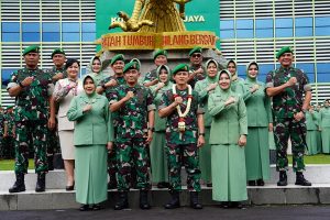 Read more about the article Danrem 043/Gatam Hadiri Tradisi Penerimaan dan Pelepasan Pangdam II/Sriwijaya