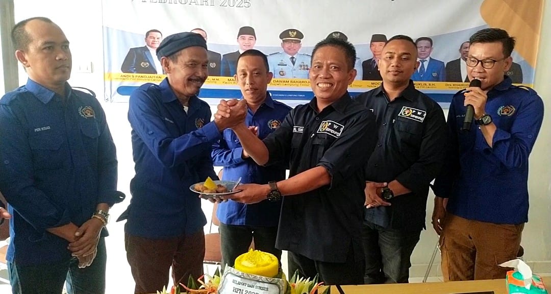 Read more about the article PWI Lamtim  Potong Tumpeng Sambut HUT  Ke-79