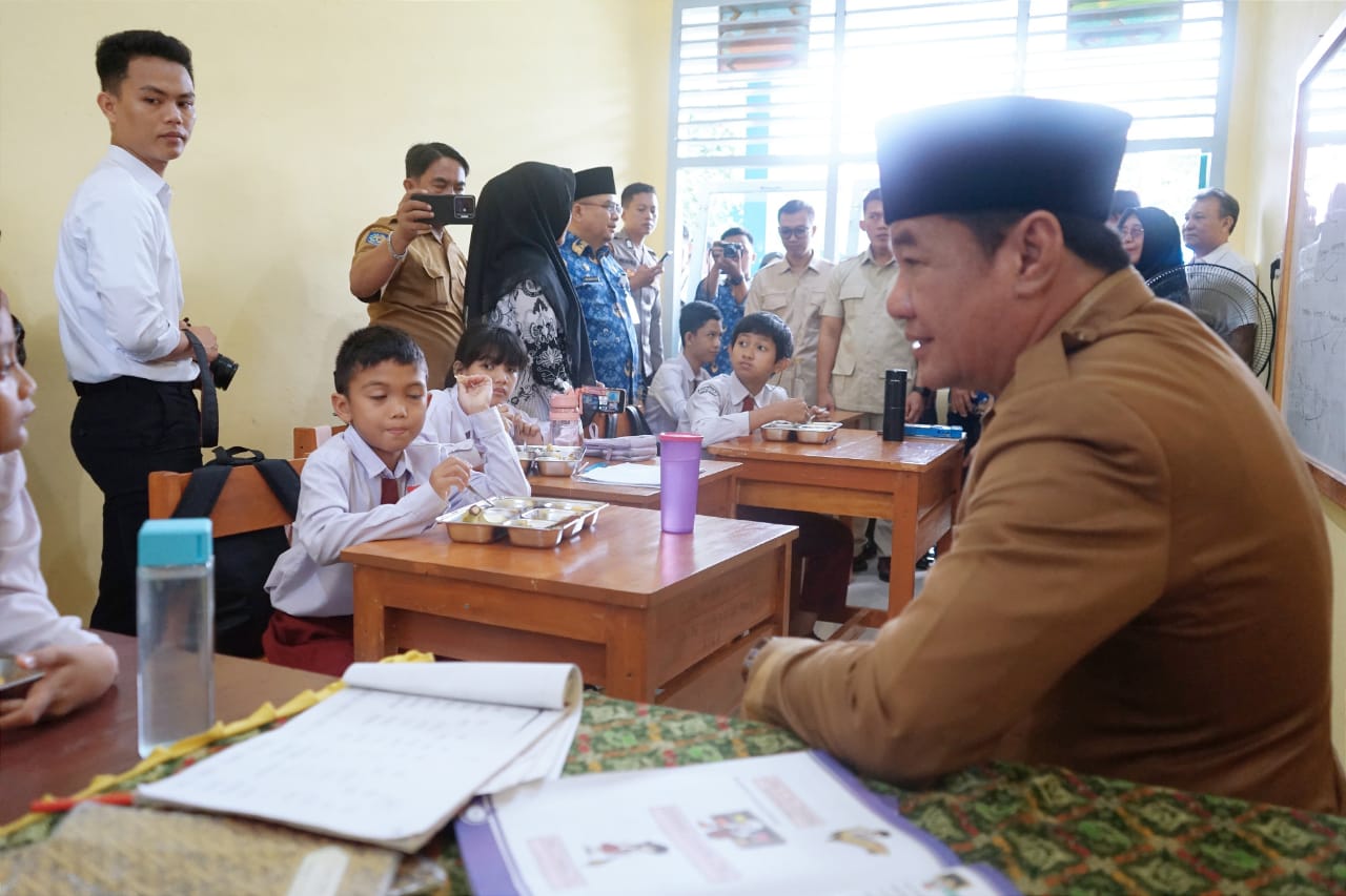 You are currently viewing Plt Gubernur Tinjau Pelaksanaan MBG di Kota Bengkulu