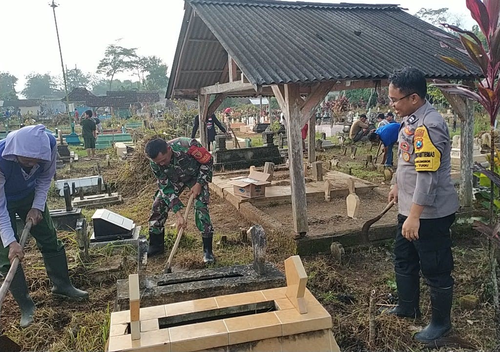 You are currently viewing TNI-Polri dan Warga Kompak! Gotong Royong Bersihkan TPU di Trenggalek