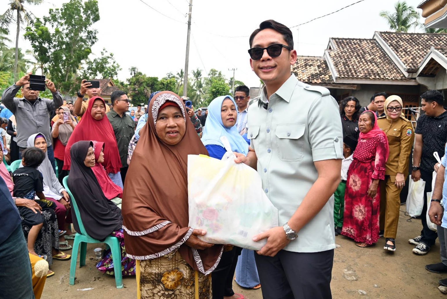 You are currently viewing Bupati Lampung Selatan Terpilih Salurkan Bantuan Untuk Korban Banjir di Sragi