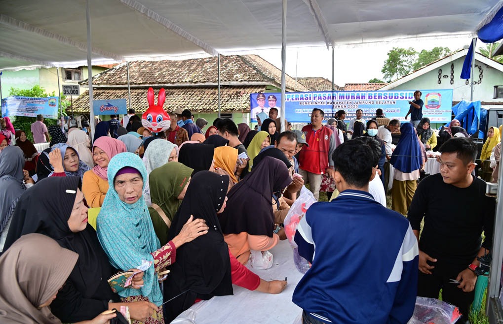 Read more about the article Operasi Pasar Murah Pemkab Lampung Selatan di Kecamatan Kalianda Diserbu Warga
