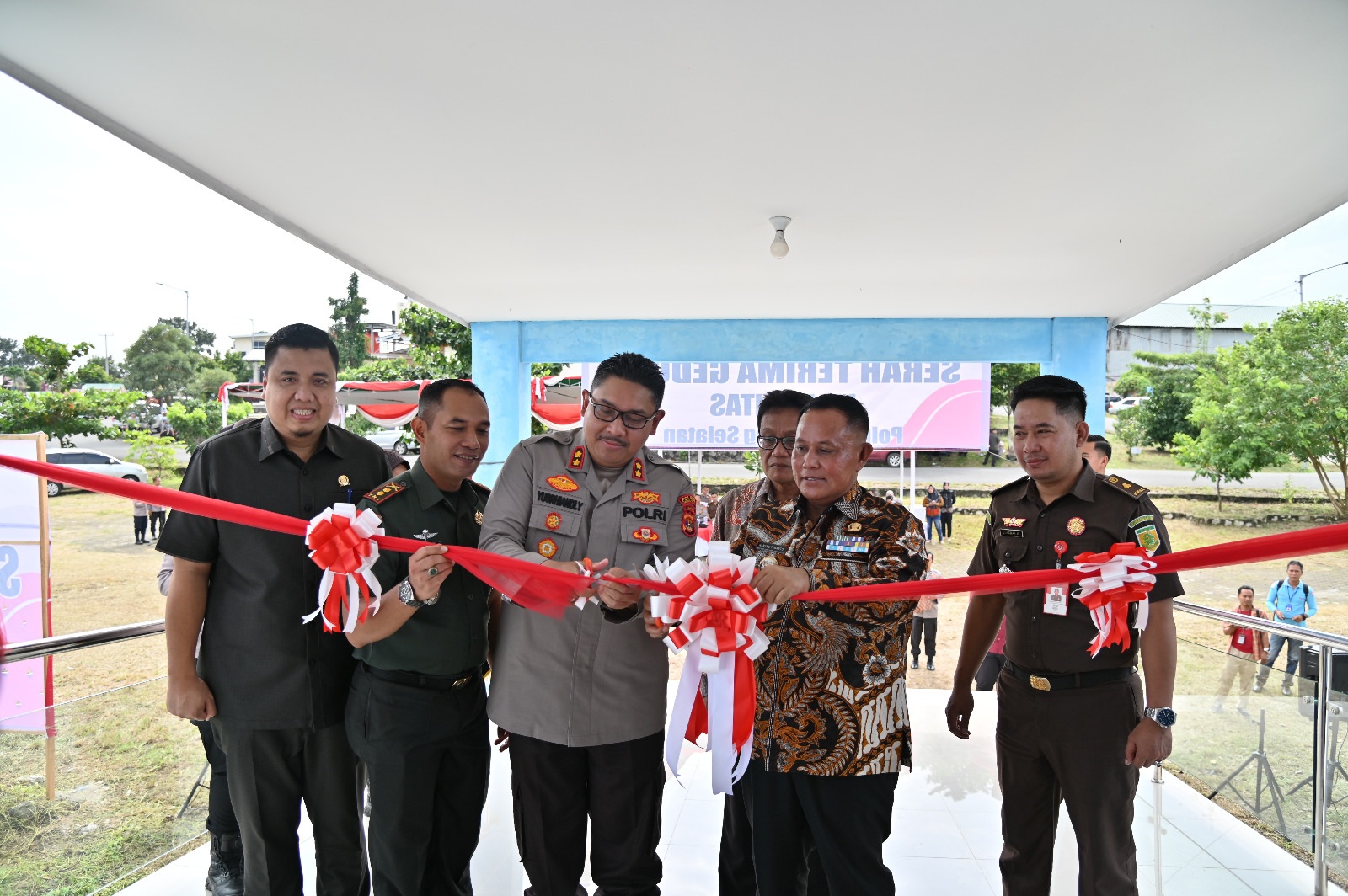 You are currently viewing Bupati Nanang Ermanto Pamit dan Resmikan Gedung Lalu Lintas, Propam dan Barang Bukti Polres Lampung Selatan