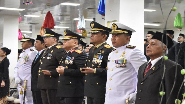 You are currently viewing Danrem 043/Gatam Hadiri Sidang Paripurna DPRD Provinsi Lampung