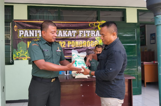 Read more about the article Barbagi Kebahagiaan di Bulan Ramadan, Kodim Ponorogo Salurkan Zakat kepada Masyarakat