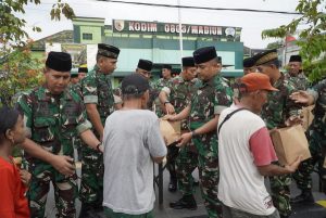 Read more about the article Dandim 0803/Madiun Bagikan Takjil Gratis dan Gelar Buka Bersama di Makodim