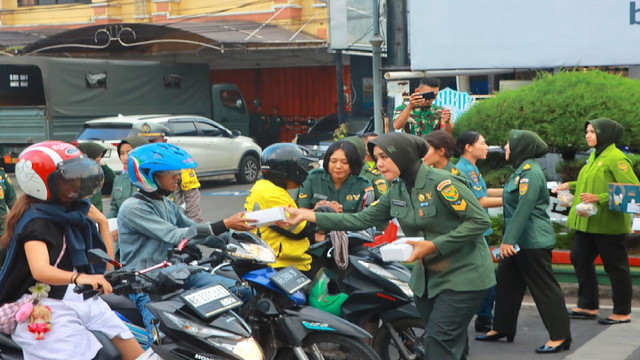 Read more about the article Merajut Kebersamaan TNI-Polri Bagikan Takjil
