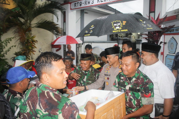 You are currently viewing Sinergi TNI-Polri: 1000 Takjil untuk Warga Trenggalek