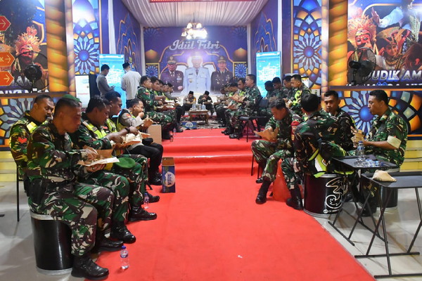 You are currently viewing Sahur Bareng Satgas Pam Perayaan Idul Futri 1446 H, Bukti Soliditas dan Sinergitas TNI – Polri di Ponorogo