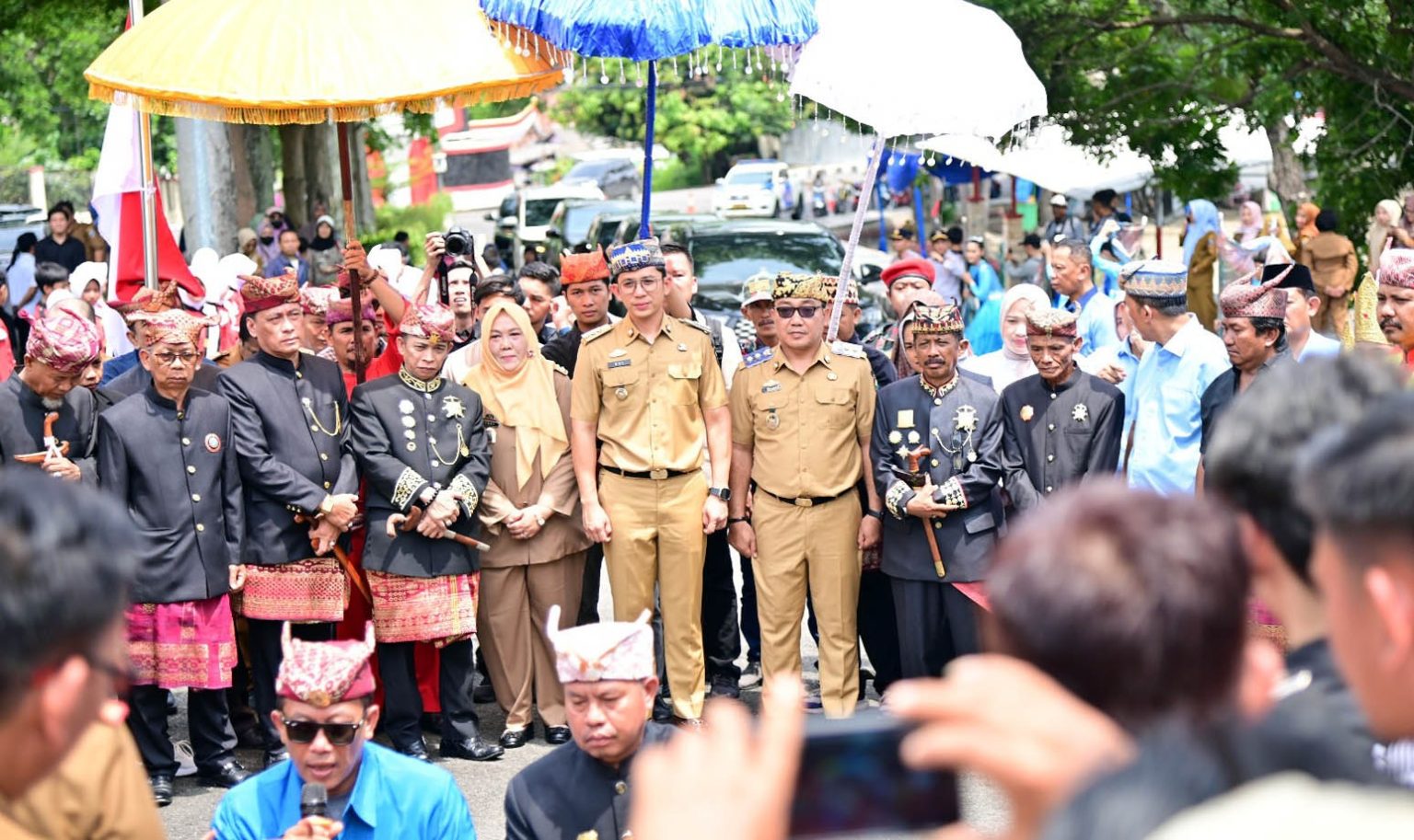 You are currently viewing Prosesi Adat Adat Sai Batin Lima Marga Sambut Kedatangan Egi-Syaiful di Kantor Bupati