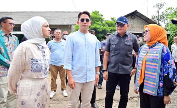 Read more about the article Tanggapi Keluhan Warga, Putri Zulhas dan Bupati Lamsel Terpilih Akan Perbaiki Penerangan Jalan