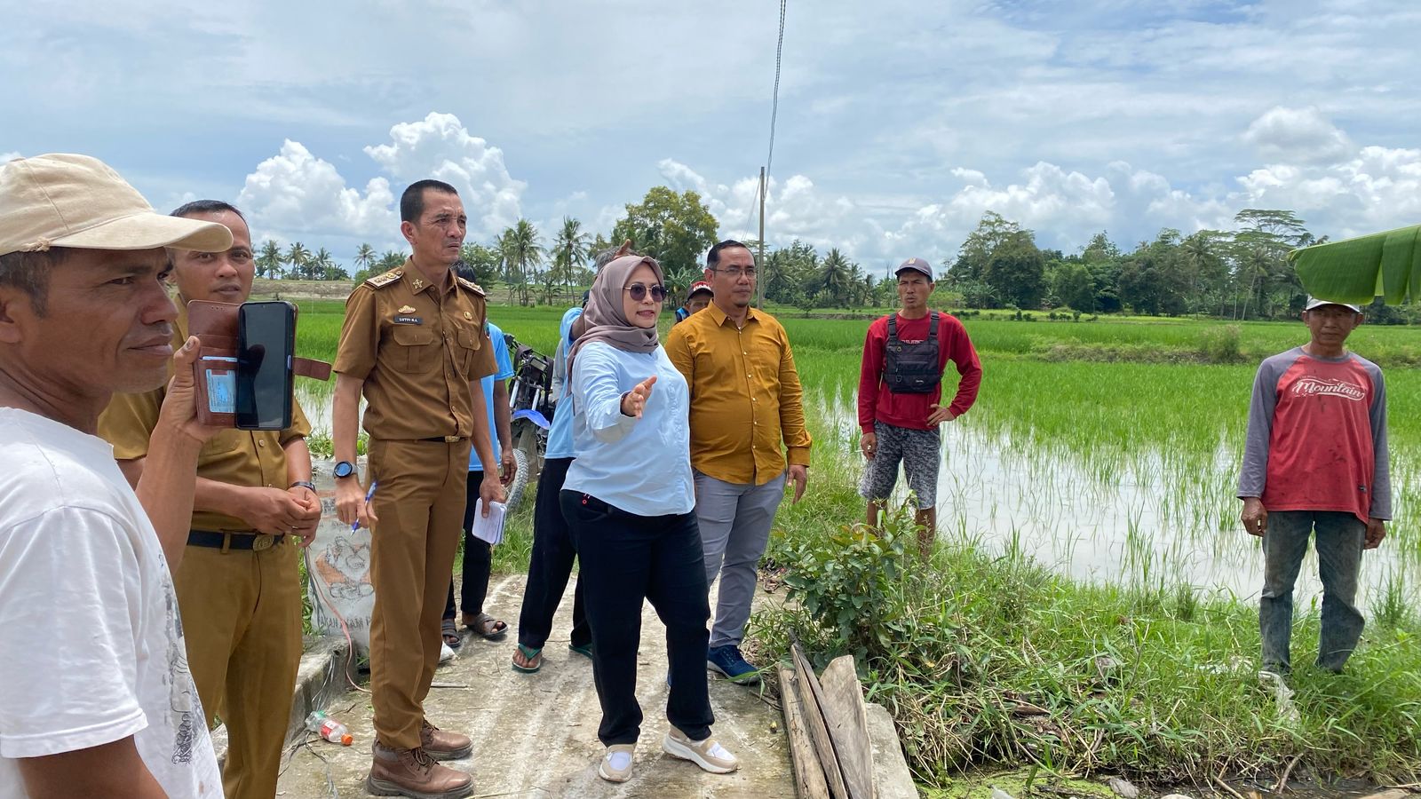 Read more about the article Ketua Komisi III DPRD Lamsel Kawal Langsung Survey Pemasangan Kabel Dan Gardu Listrik Di Desa Kalirejo