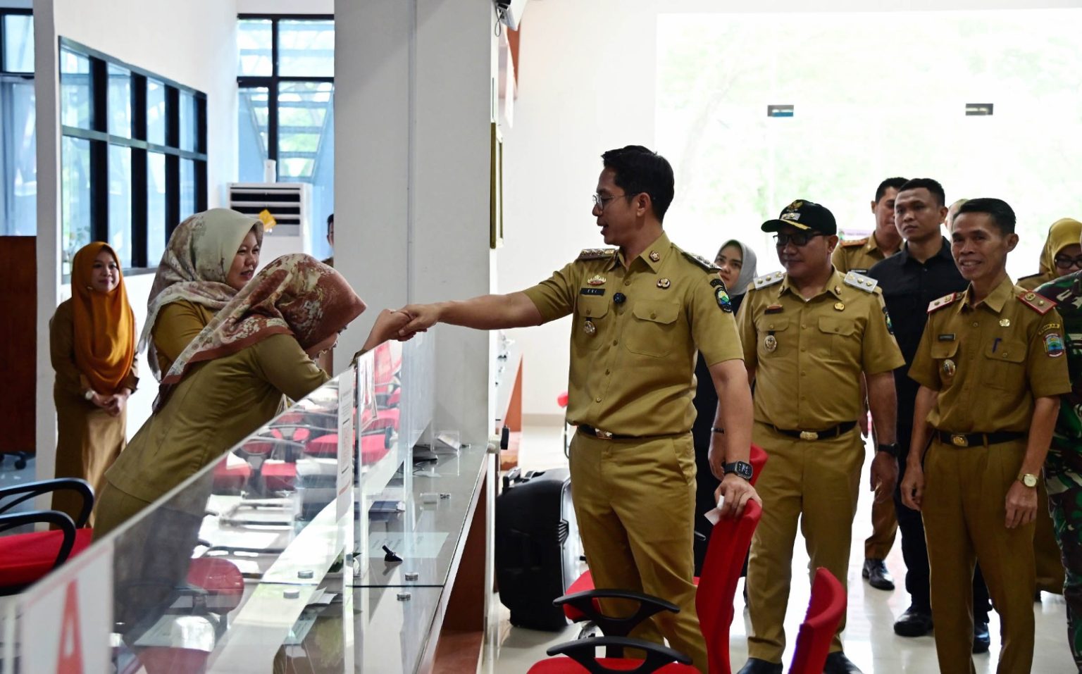 You are currently viewing Pastikan Pelayanan Prima, Egi-Syaiful Sidak Mal Pelayanan Publik