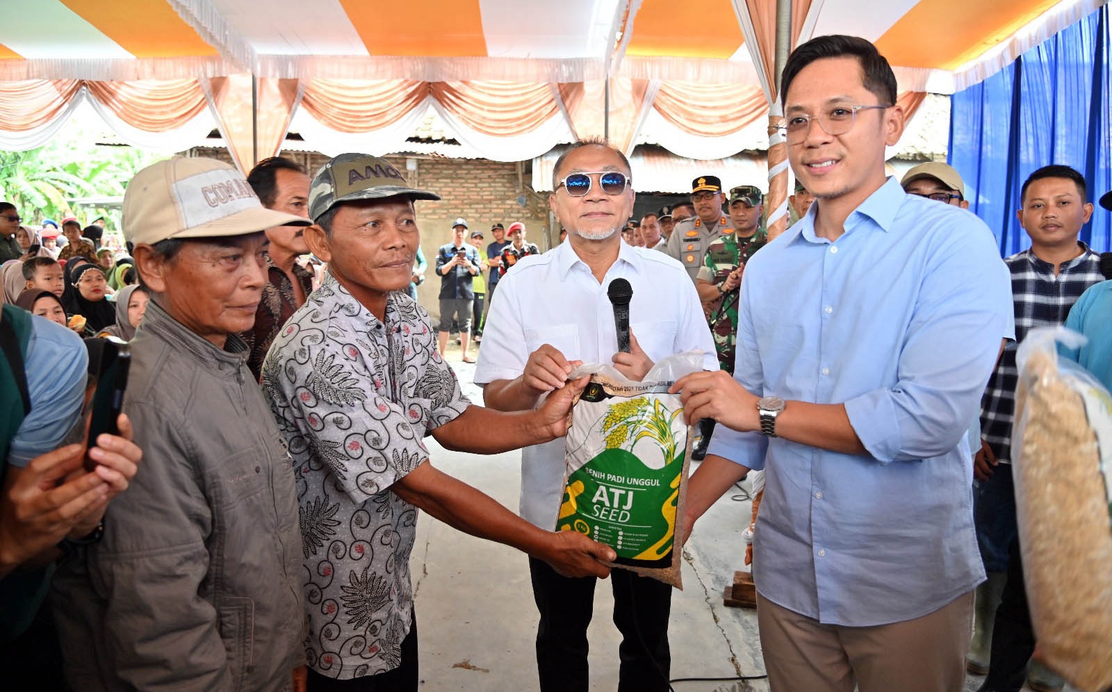 You are currently viewing Menko Pangan Salurkan Bantuan Bibit Pertanian dan Bahan Pangan Untuk Korban Banjir di Lampung Selatan