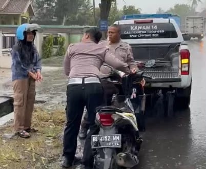 You are currently viewing Hujan Deras, Polantas Bantu Pengendara Motor Mogok di Jalinsum