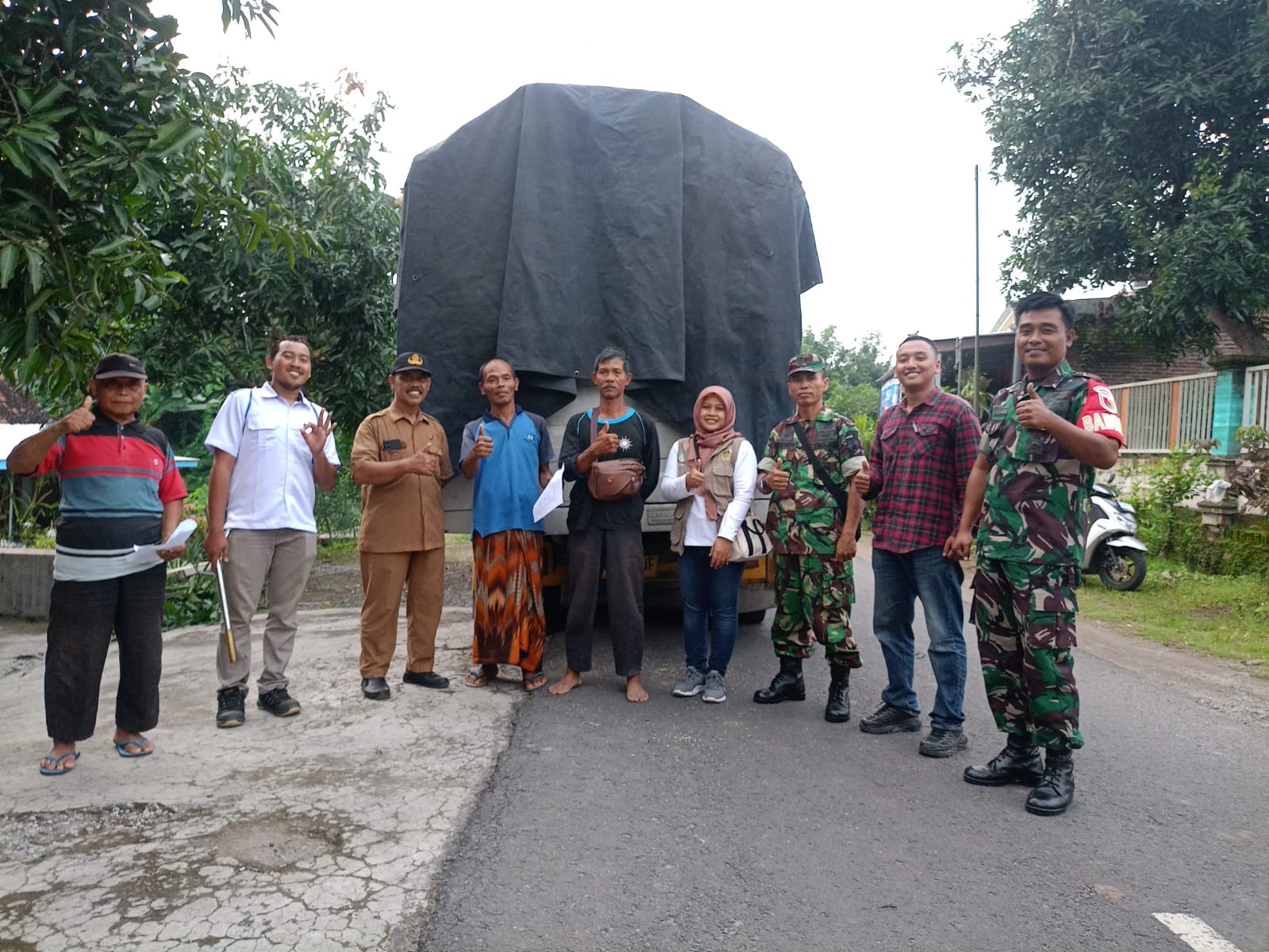 Read more about the article Anggota Koramil 0803/05 Wungu Dampingi Pendistribusian Gabah Petani ke Bulog