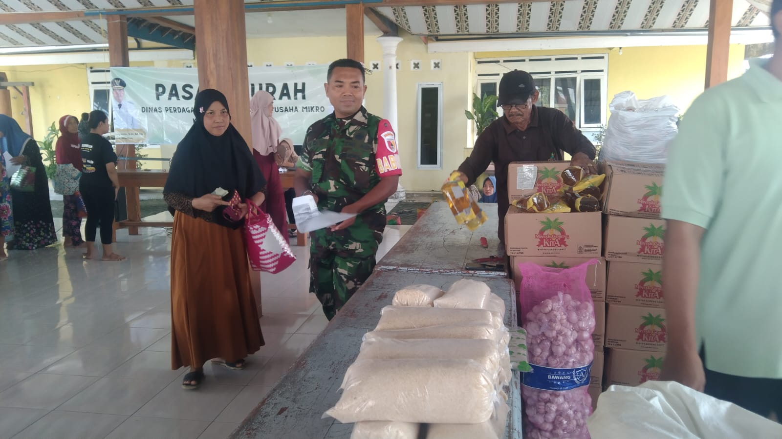 You are currently viewing Anggota Koramil 0803/03 Balerejo Pantau Pasar Murah di Desa Kuwu Idul Fitri 1446 H