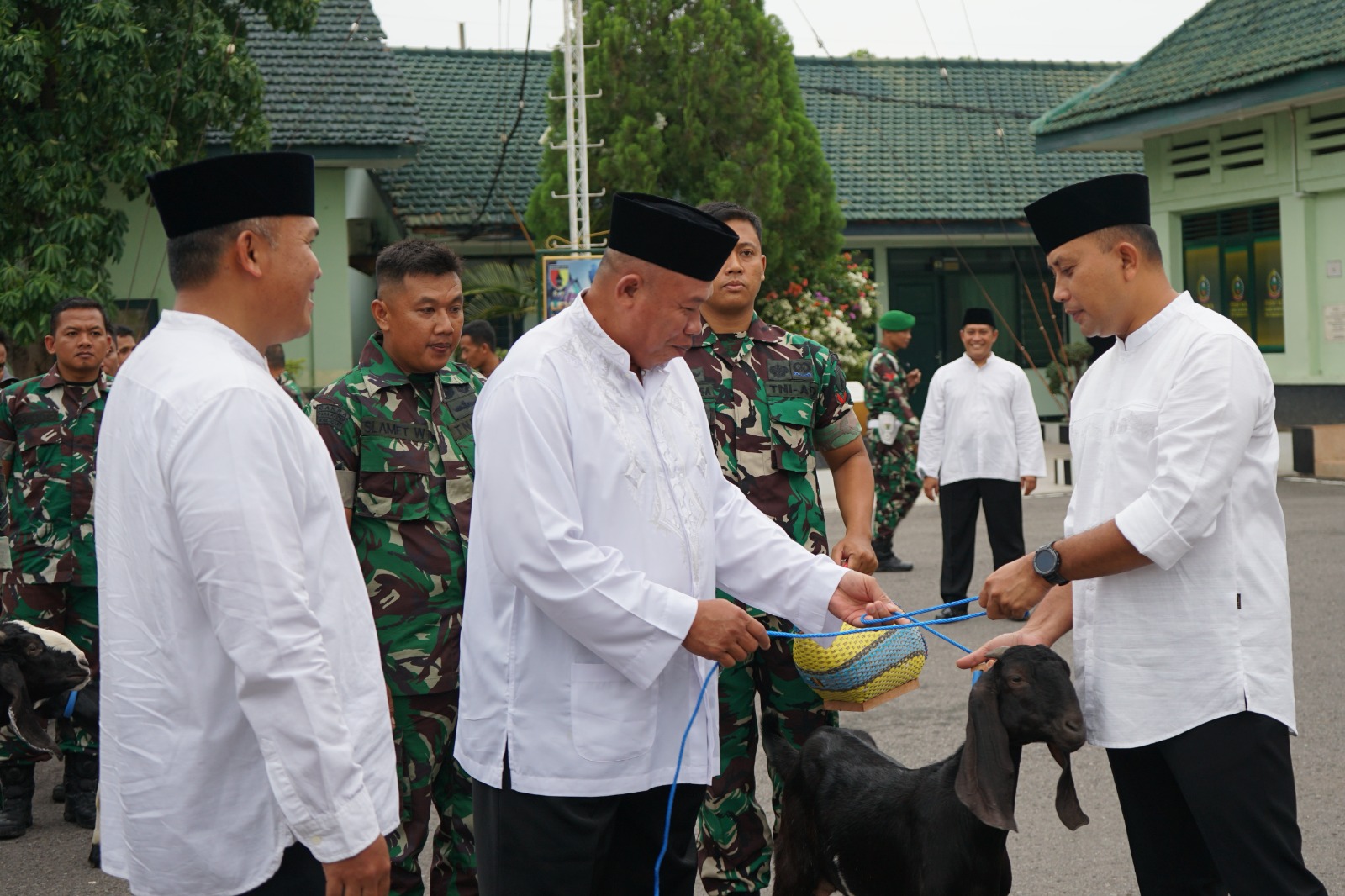 You are currently viewing Safari Ramadan di Korem 081/DSJ : Dandim dan Danyon Terima Hewan Ternak