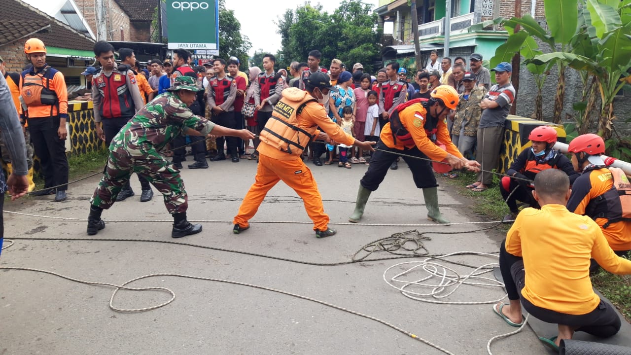 You are currently viewing Pencarian Korban Hilang Terseret Arus Banjir oleh Petugas Gabungan