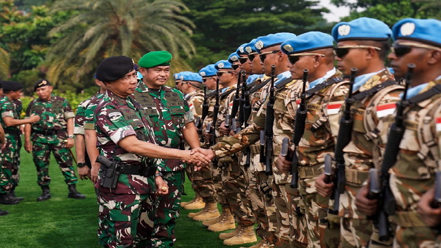 Read more about the article Kasad Dampingi Panglima TNI Berangkatkan  Satgas UNIFIL ke Lebanon