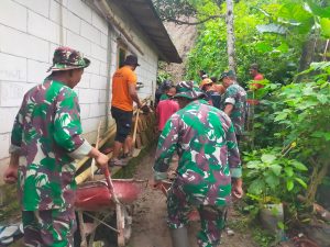 Read more about the article Koramil Dagangan Gotong Royong Bersihkan Longsor Bersama Warga