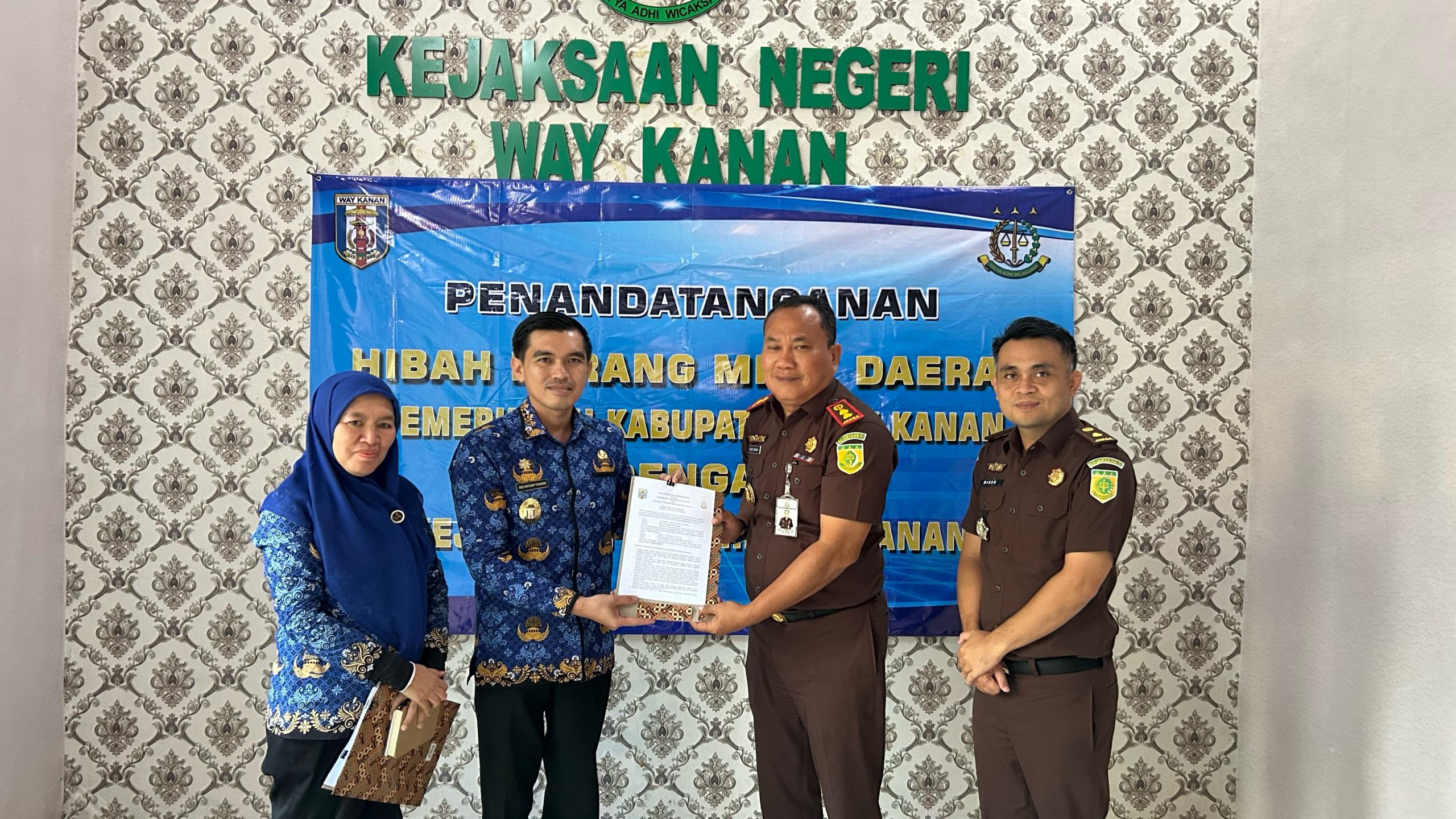 You are currently viewing Sinergi Pemerintah Daerah dan Kejaksaan: Pemkab Way Kanan Serahkan Hibah Tanah