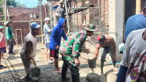 Read more about the article Gotong-Royong Bangun Mushola, TNI dan Warga Ngentrong Kompak