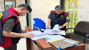 Read more about the article Penyidik Geledah 3 Lokasi Terkait  Korupsi Bimtek Aparatur Desa