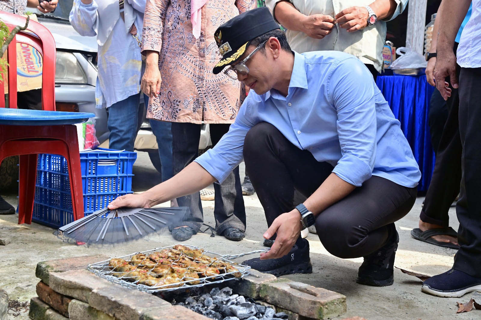You are currently viewing Bupati Egi Janji Perbaiki Jalan Rusak di Palas, Respons Aksi Unik Warga Panen Lele di Jalan