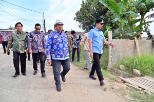 Read more about the article Tinjau Jalan Rusak Sabah Balau, Bupati Egi Komitmen Perbaiki Infrastruktur