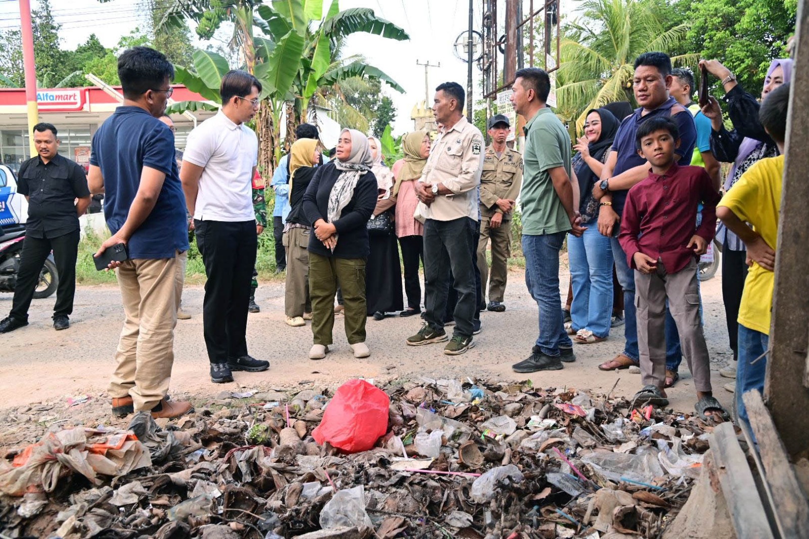 You are currently viewing Bupati Egi Tinjau Jalan Rusak di Hajimena Natar