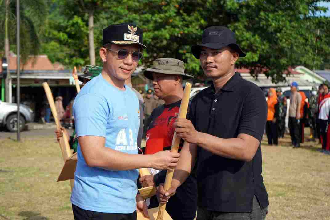 You are currently viewing Bupati Egi Lauchingkan Gerakan Gotong Royong di Dermaga BOM