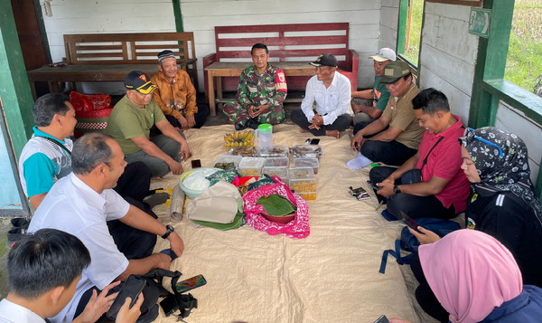 You are currently viewing Babinsa Desa Gandul Hadiri Syukuran Awal Masa Panen