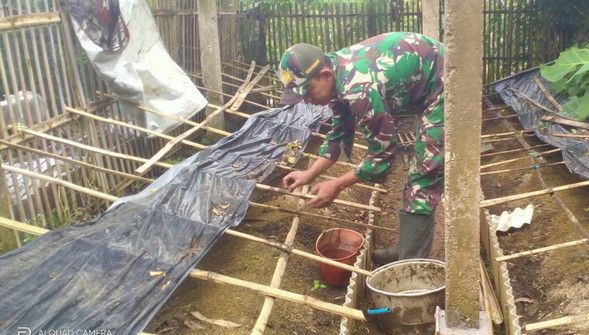 You are currently viewing Tak Ingin Lingkungannya Terus Tercemar, Serda Rohman Geluti Budidaya Cacing