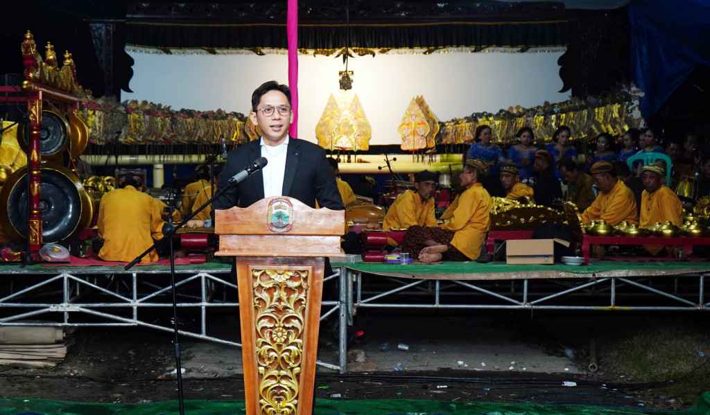 You are currently viewing Tampil di HUT Ke-51 Dusun Blora, Bupati Egi Respons Keluhan Warga Soal Jalan Rusak: 2026 Dibangun!