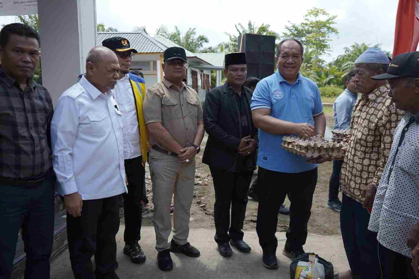 You are currently viewing Bupati dan Wabup Asahan Serahkan Bantuan dan Tinjau Tanggul Jebol di Desa Sei Dua Hulu